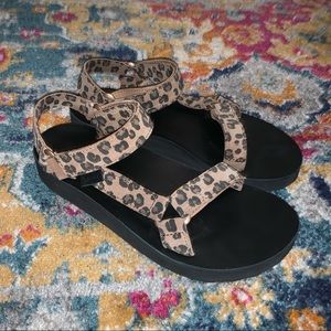 Teva:  Midform Universal Leopard